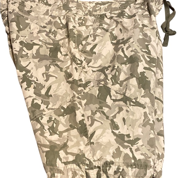 Nike Women's Tan Camouflage Cargo Shorts - Picture 3 of 4